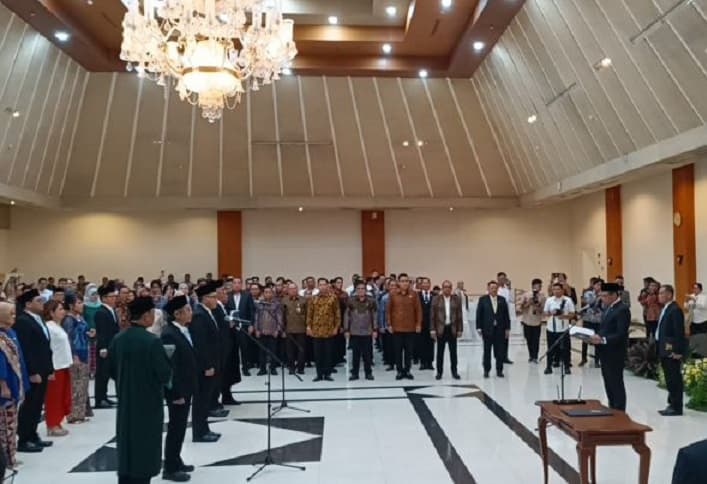 Hasan Nasbi Lantik Sejumlah Pejabat Kantor Komunikasi Kepresidenan, Ujang Komarudin dan Philips Vermonte Jadi Jubir