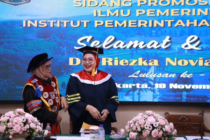 Dr. Riezka Novia Bewinda Raih Gelar Doktor dengan Predikat Cumlaude di IPDN