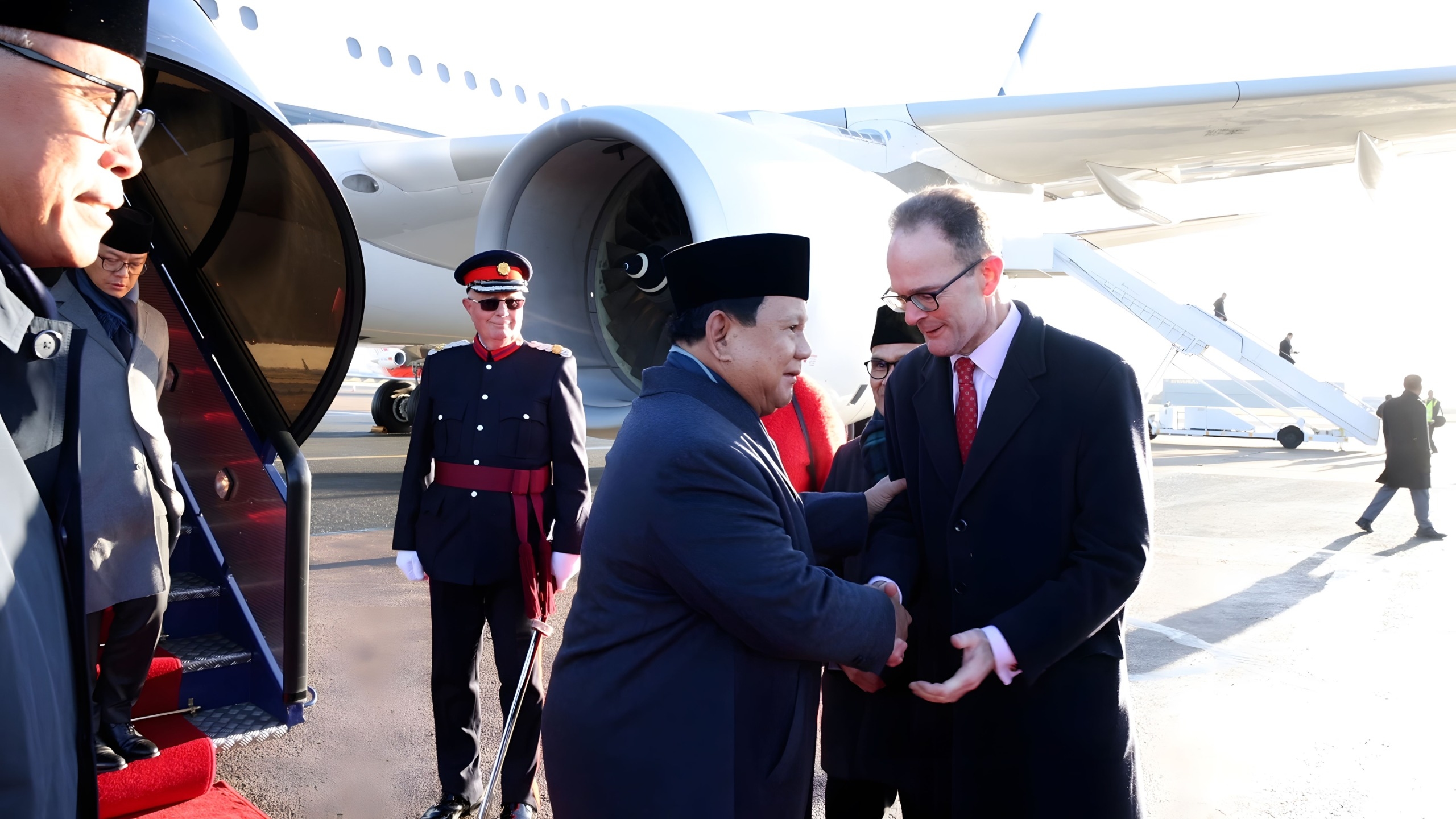 Tiba di London, Presiden Prabowo Disambut Perwakilan Kerajaan Inggris