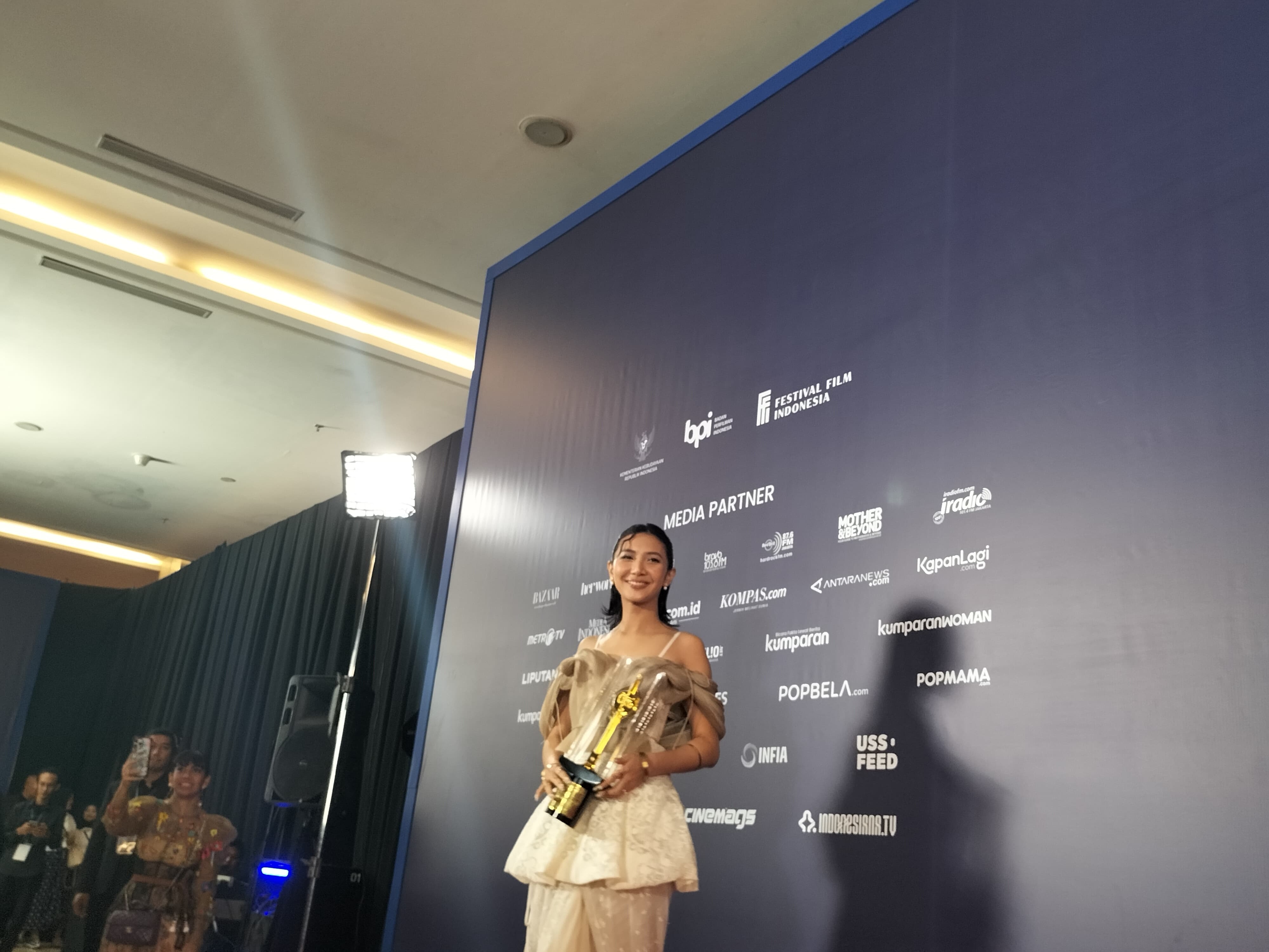 Raih Piala Citra Pemeran Pendukung Perempuan Terbaik, Sheila Dara: Terima Kasih Vidi Aldiano!