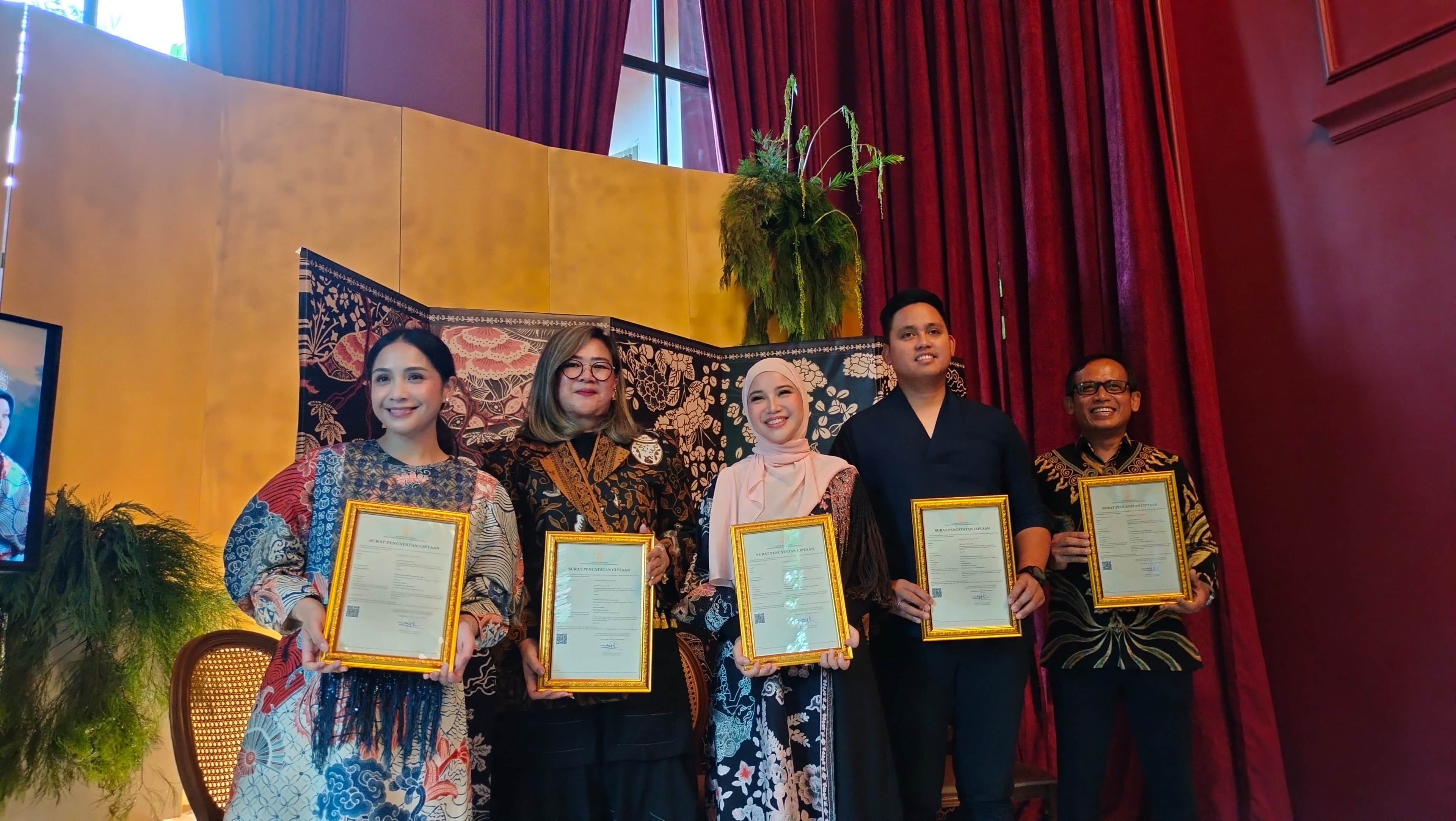Lewat Batik Kendil Emas, Chacha Frederica dan Dico Ganinduto Ingin Wariskan Budaya Kendal