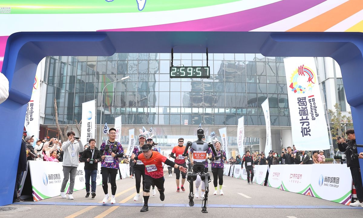 Robot Humanoid Menjadi Sorotan di Yizhuang Half Marathon Beijing
