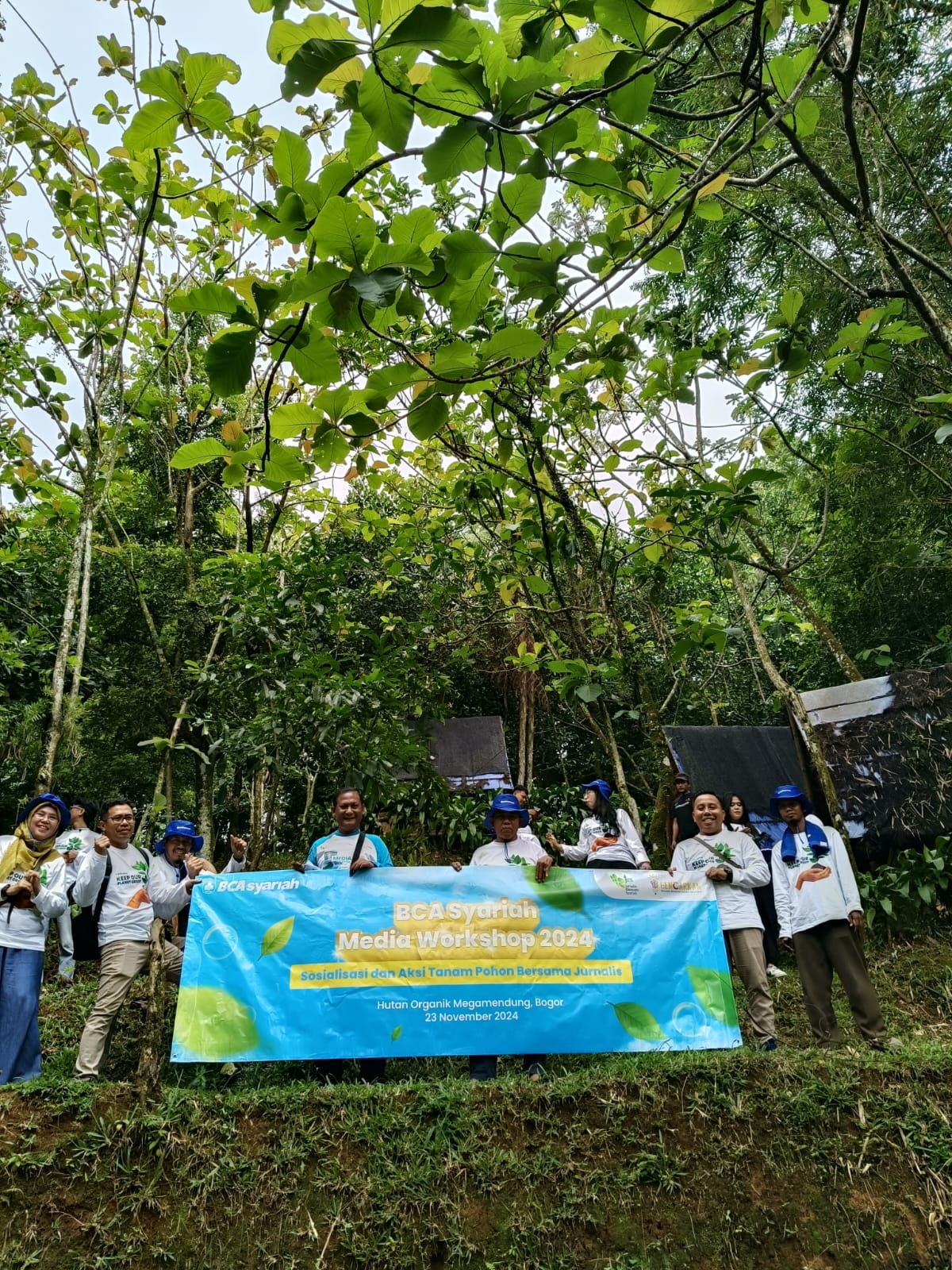 Dukung Keberlanjutan, BCA Syariah Ajak Jurnalis Tanam Pohon