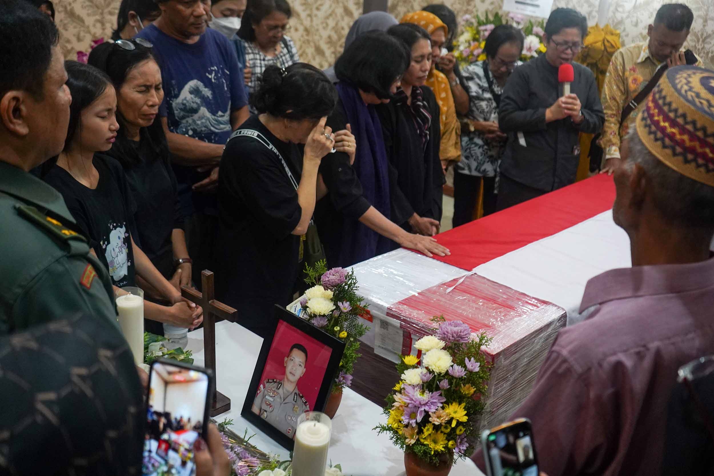 Penghormatan Terakhir, Kapolri Beri Kenaikan Pangkat Anumerta untuk AKP Ulil Riyanto