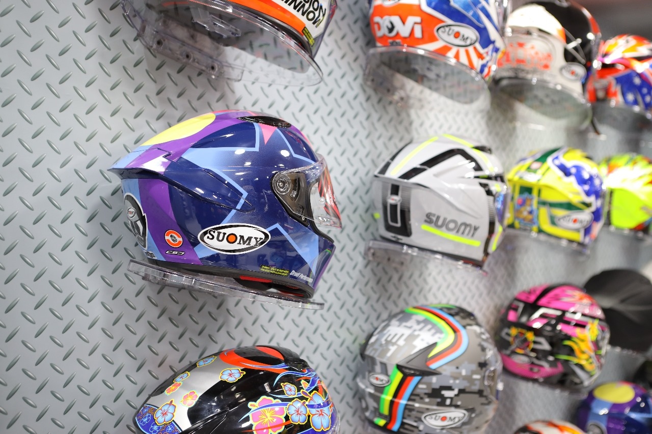 4 Tips Membersihkan Kaca Helm Agar Tidak Buram