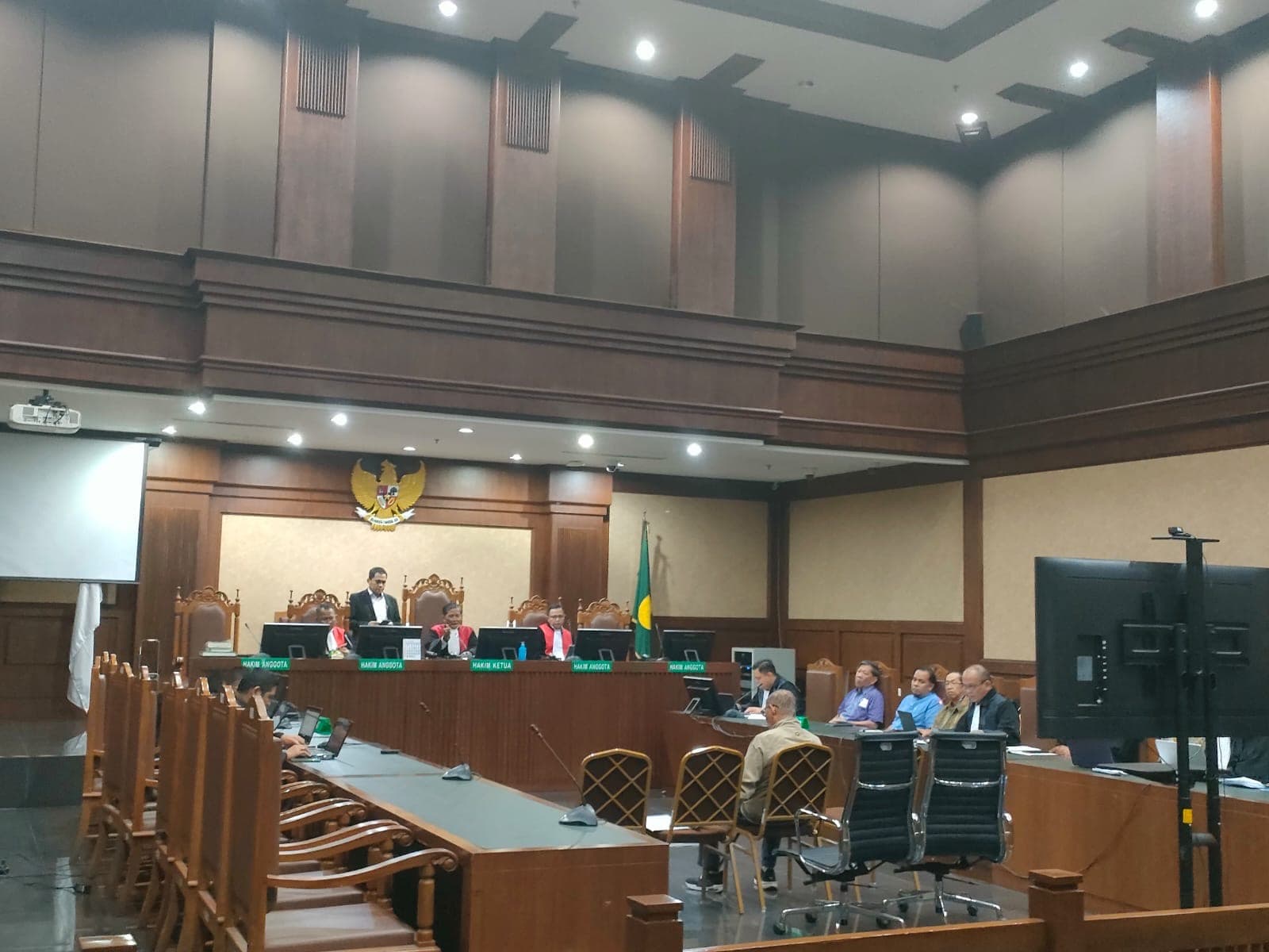 Hukum adalah Peraturan, Kumpulan Peraturan-peraturan yang Terdiri dari Norma-norma dan Sanksi-sanksi: Pendapat Tersebut Kemukakan oleh Siapa?