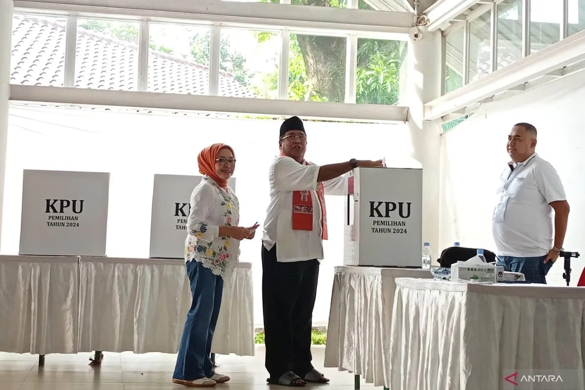 Pakai Cukin, Bang Doel Tiba di TPS 065 Lebak Bulus Gunakan Hak Suara