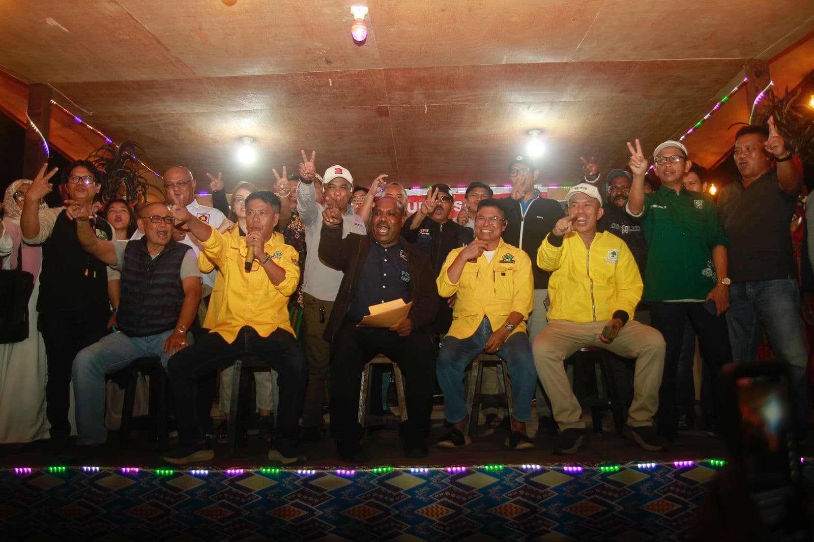 Sampaikan Pidato Kemenangan, Maximus-Peggi Serukan Perdamaian dan Persatuan di Mimika