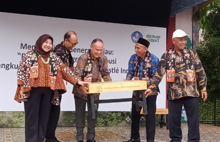 Nestle Indonesia Salurkan 5 Ribu Bangku Daur Ulang ke 500 Sekolah Dasar di Indonesia