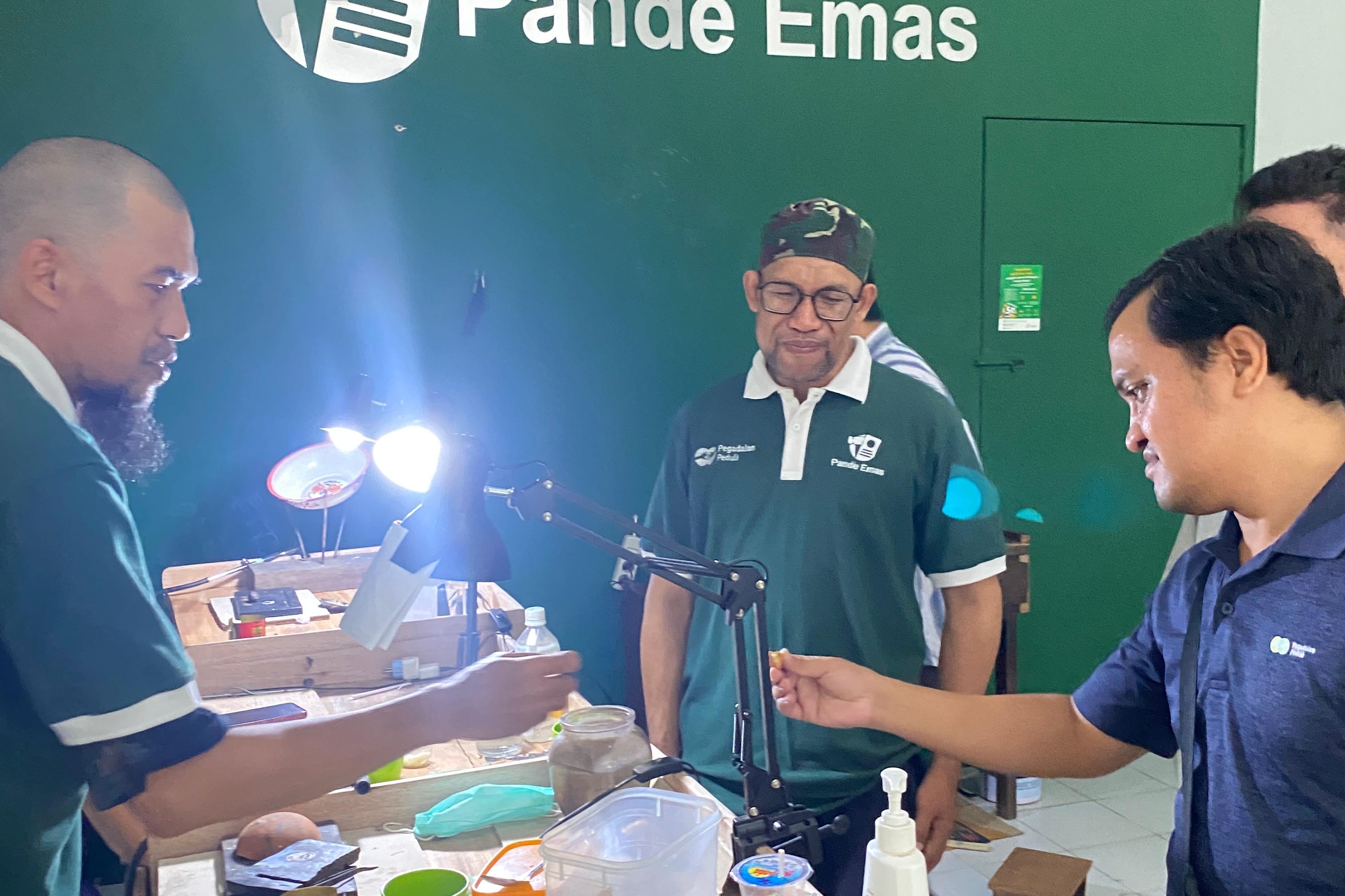 Pegadaian Dorong Pemberdayaan Pengrajin Lokal melalui Program Pande Emas di Mataram
