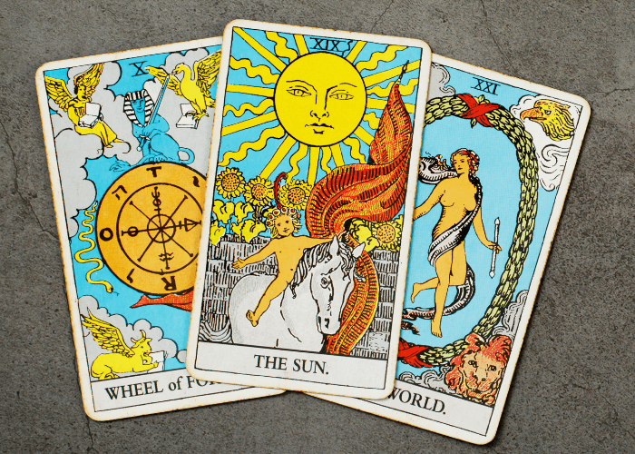 Ramalan Tarot Bulan Desember 2024 yang Wajib Diketahui