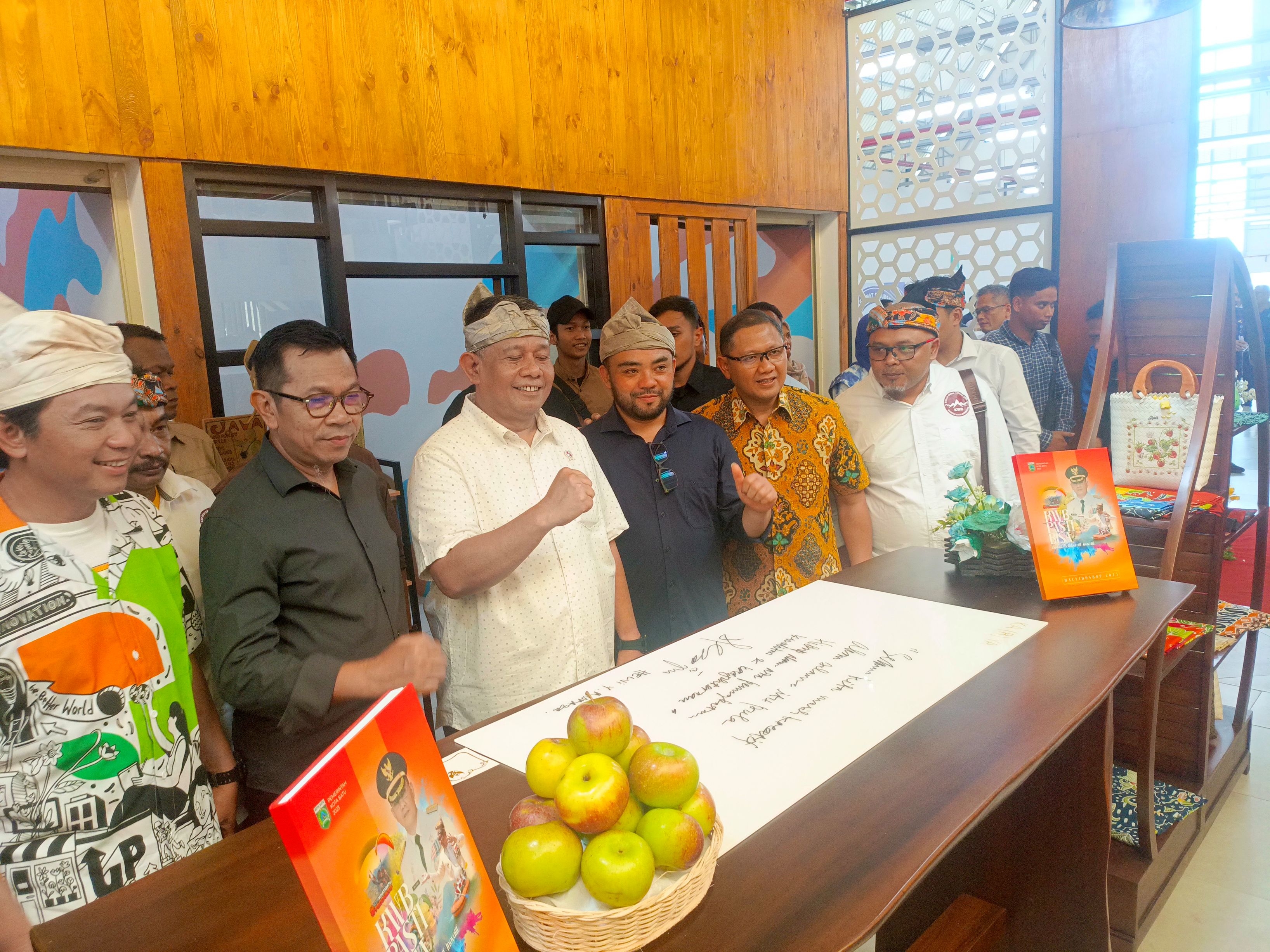 Wamen UMKM Resmikan Coworking Space Pasar Induk Among Tani di Batu