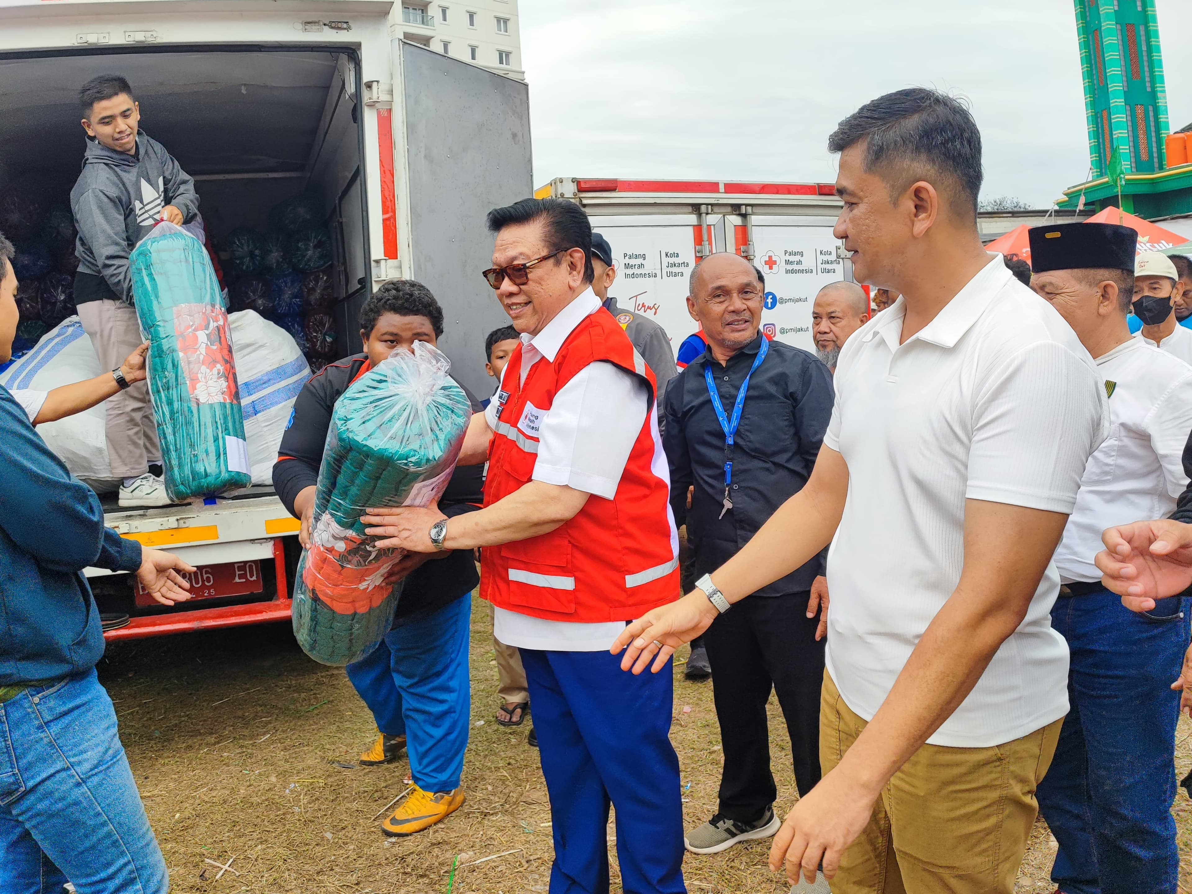 Beri Bantuan, Ketum PMI Agung Laksono Temui Korban Kebakaran Kebon Kosong