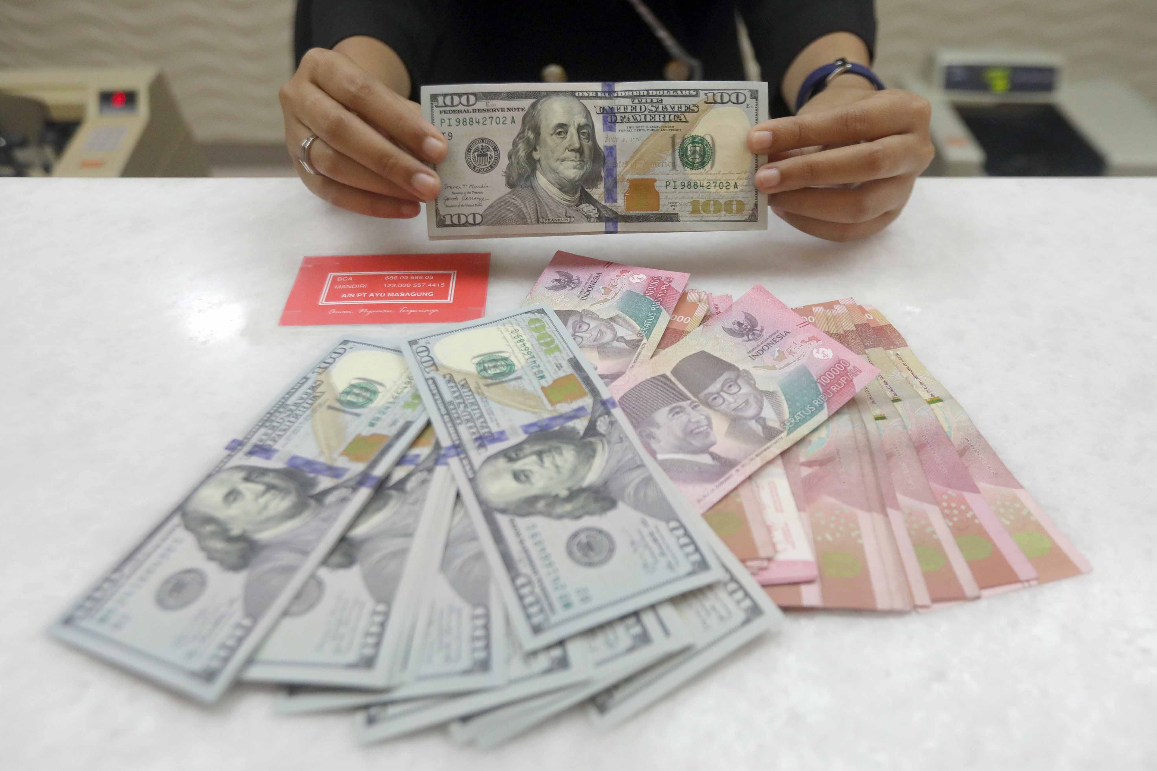 Harga Emas Dunia Anjlok, Dolar AS Menguat Tajam