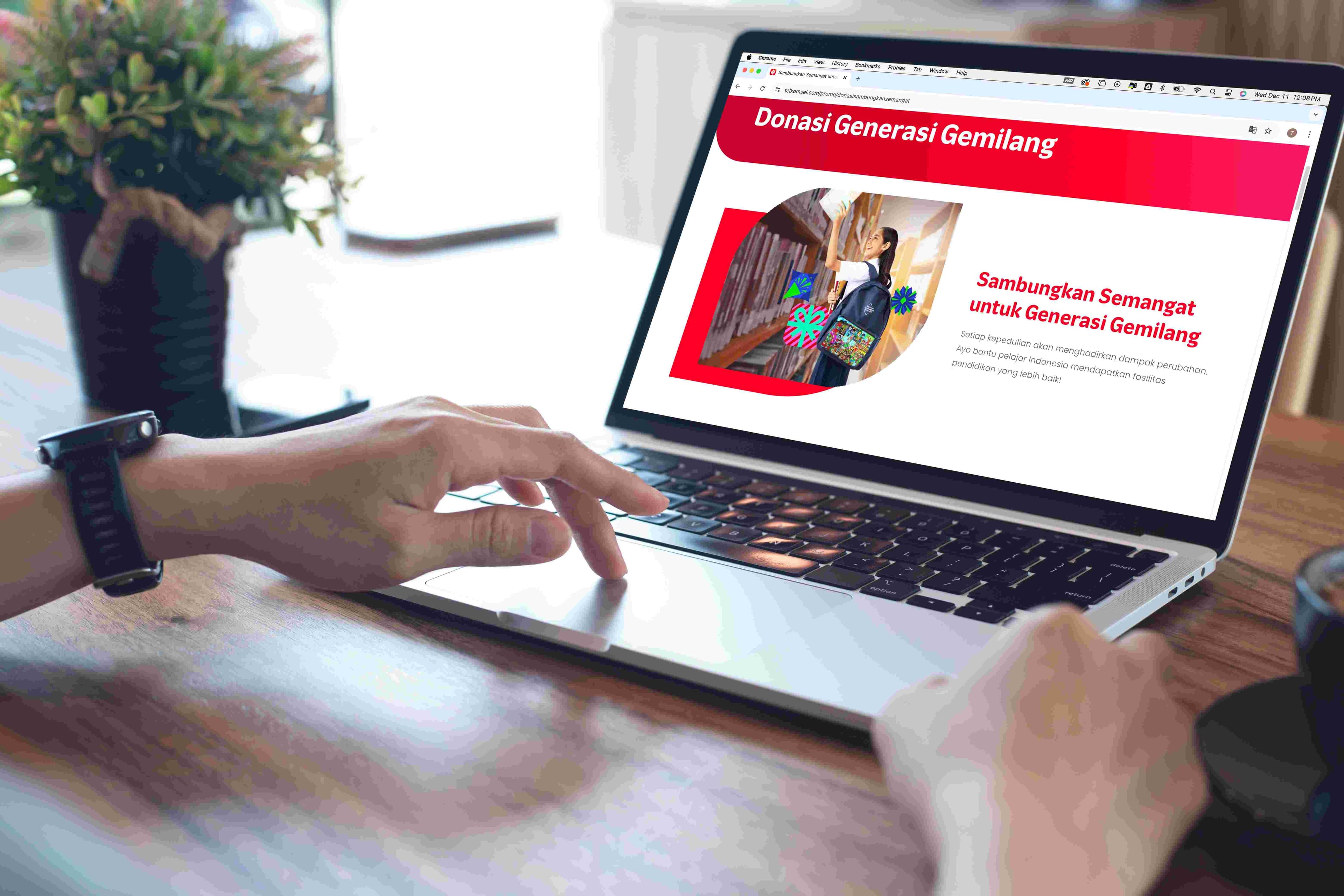 Telkomsel Sambungkan Senyuman Ajak Pelanggan Tukar Telkomsel Poin dan uCoin by.U Donasi Tas Sekolah Pelajar