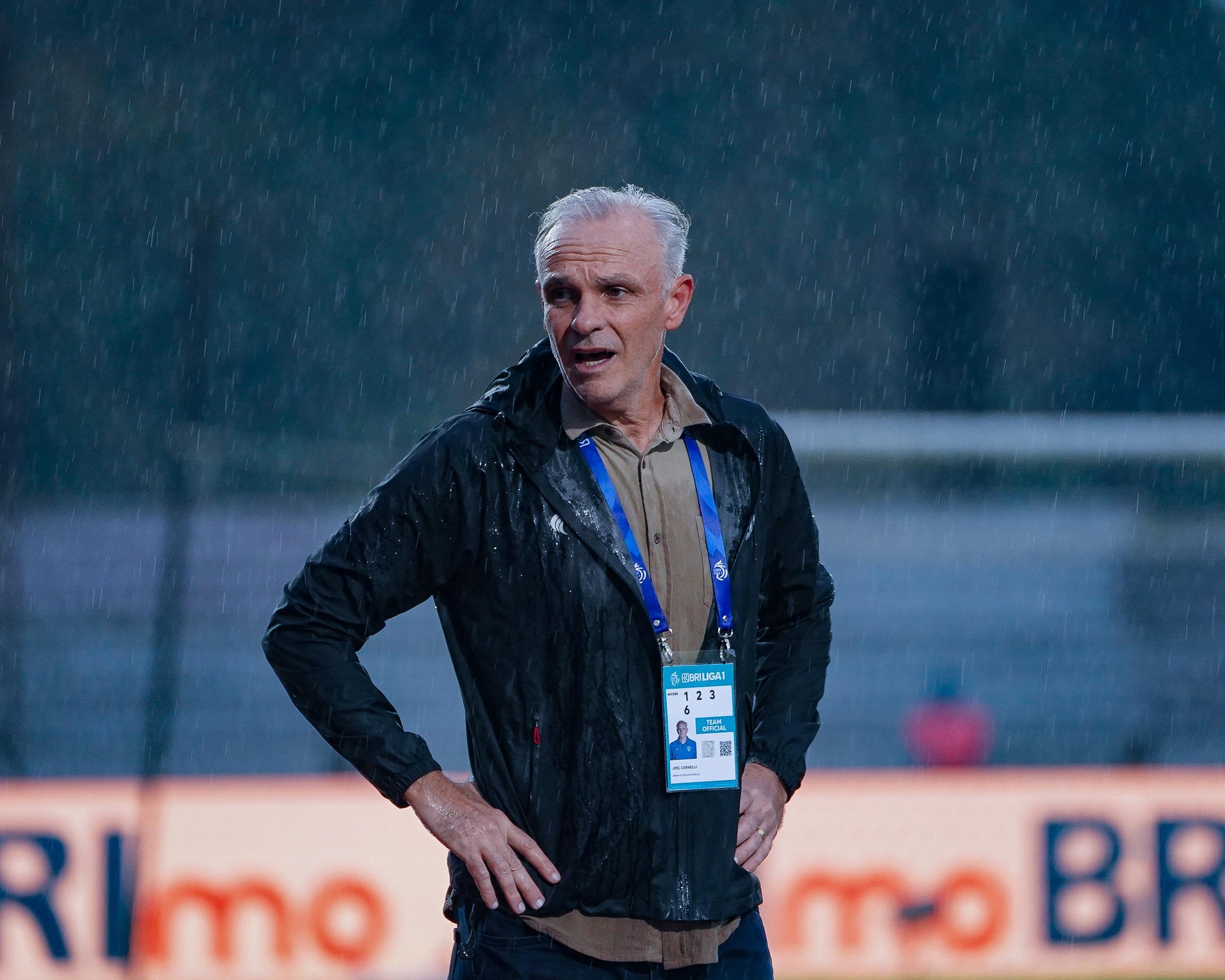 Arema FC Tiba-tiba Pecat Pelatih Joel Cornelli, Ini Penyebabnya