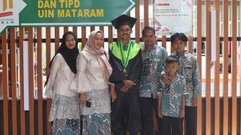 Inspiratif! Berkat PNM Mekaar, Ibu Penjual Sayur asal Mataram Ini Berhasil Kuliahkan Sang Anak Hingga S2