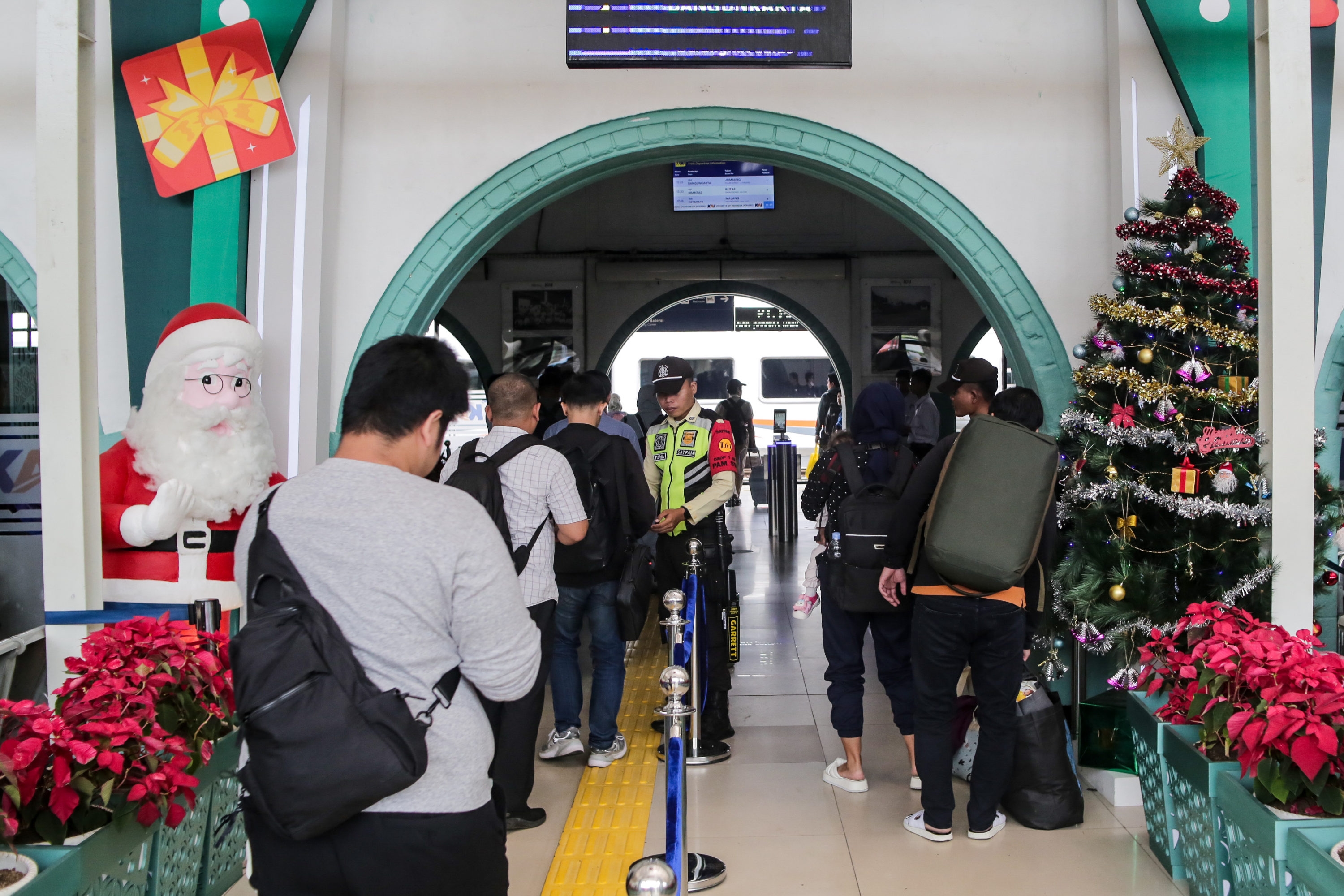 Arus Balik Nataru Mulai Terlihat di Stasiun Pasar Senen