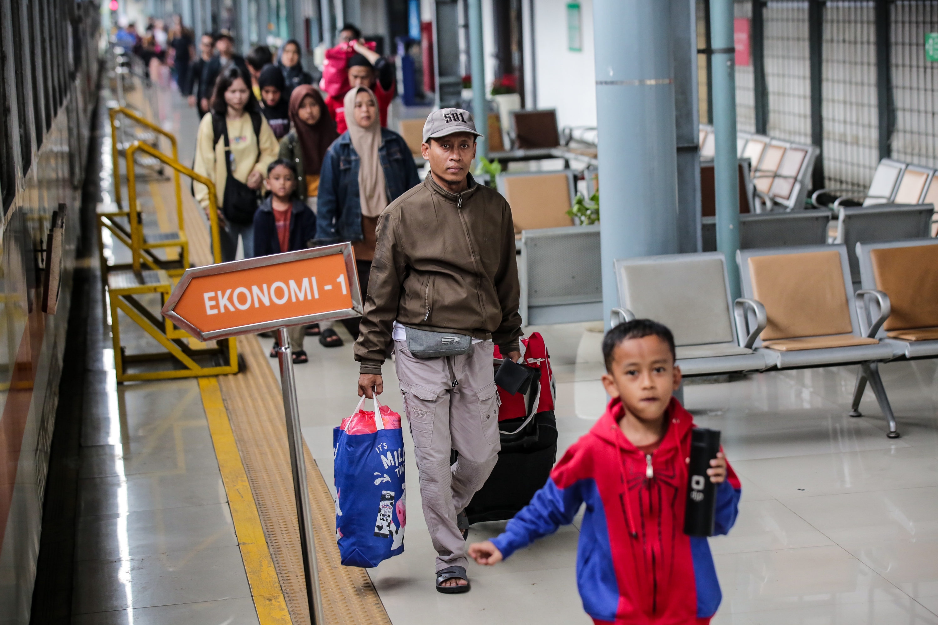 Arus Balik Lebaran 2025 di Stasiun Gambir Mulai Terlihat