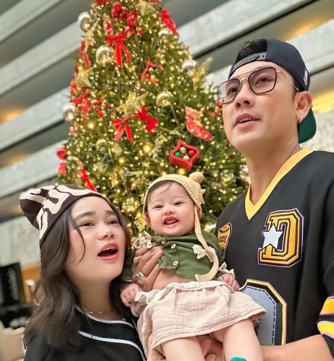 Denny Sumargo Rayakan Natal di Singapura