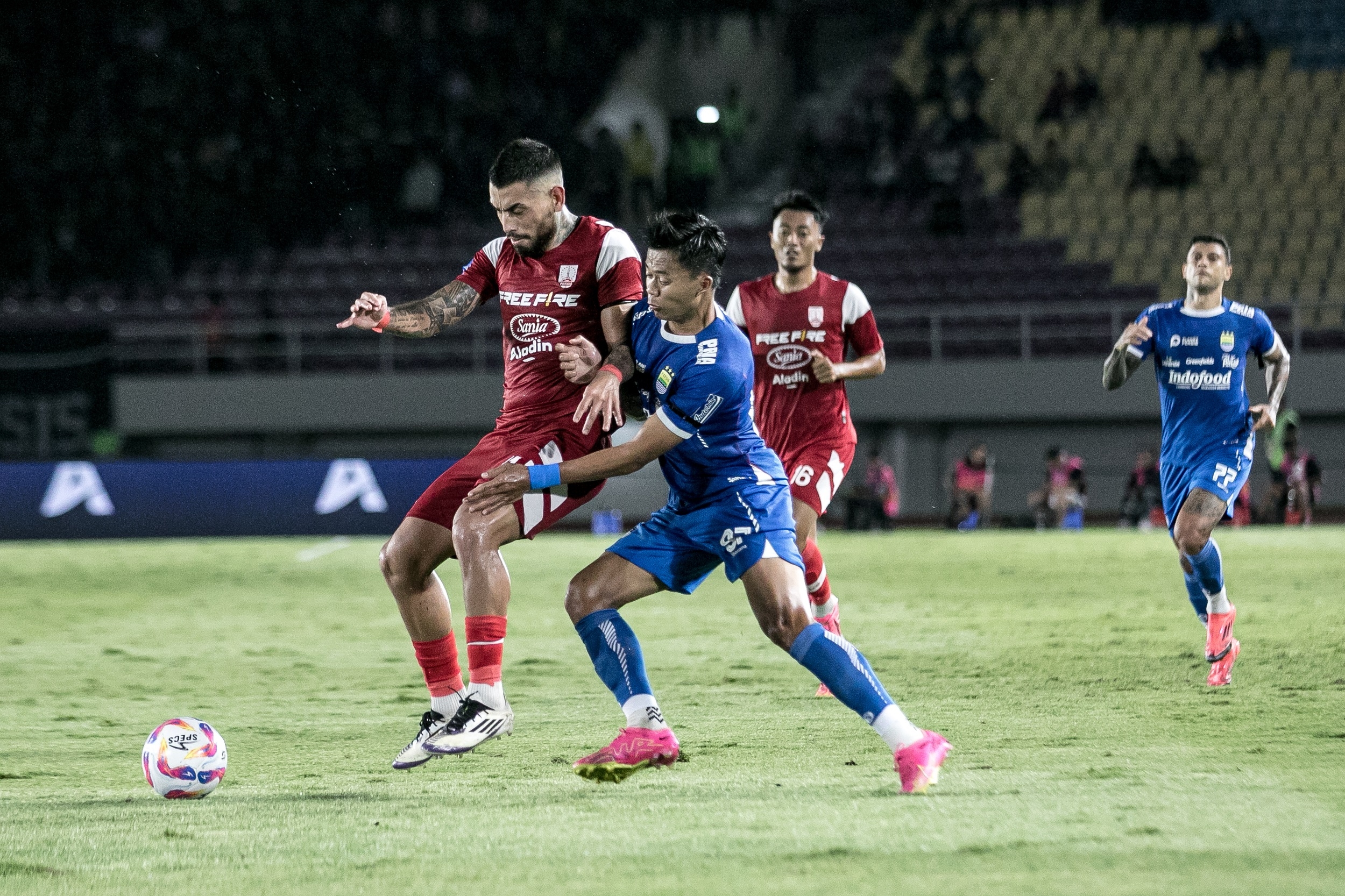 Liga 1: Persib Bandung Kudeta Persebaya di Puncak, Persita Comeback Lawan PSM Makassar