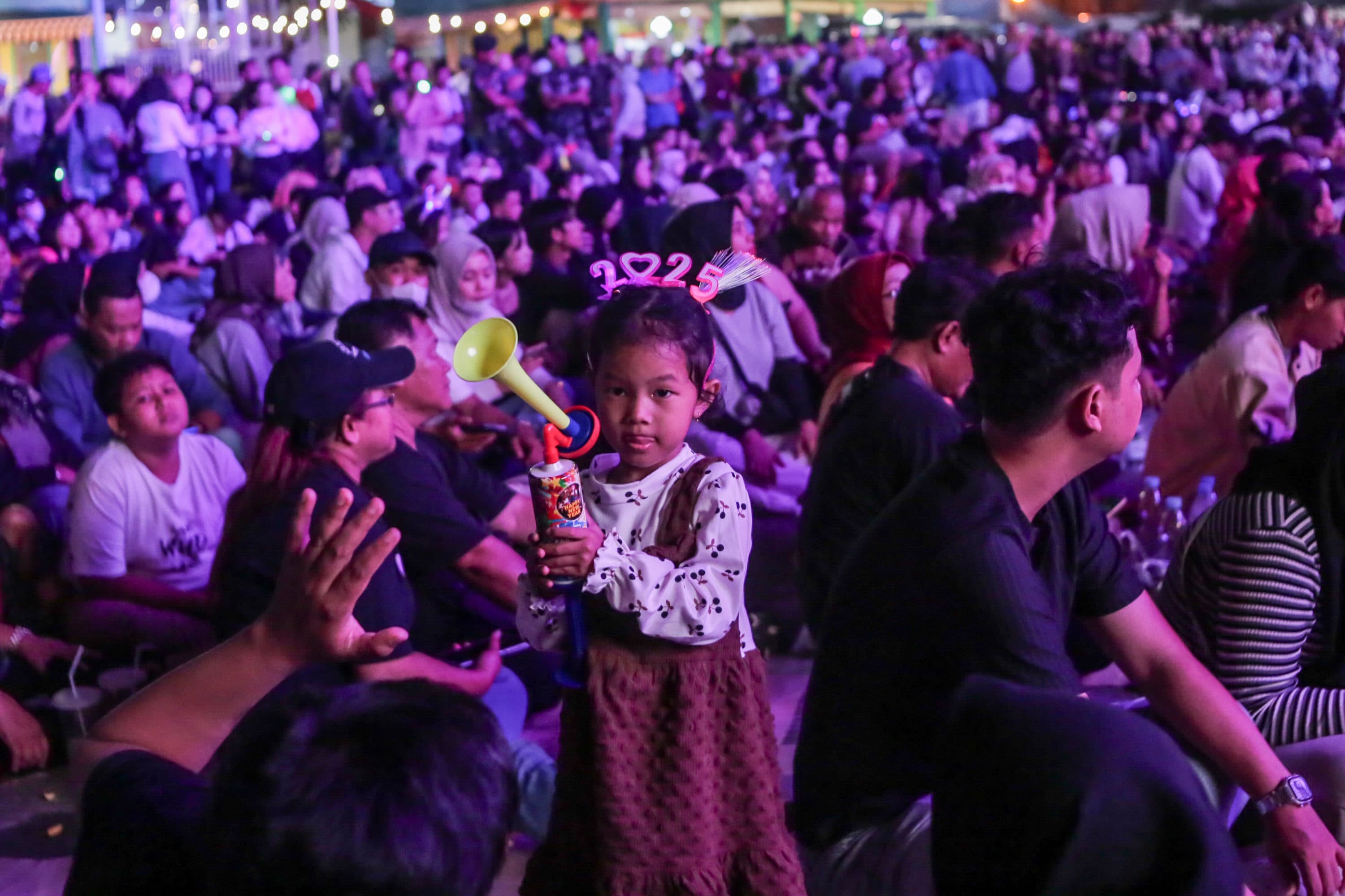 Ribuan Warga Padati Monas, Saksikan Air Mancur Menari Sambut Tahun Baru 2025