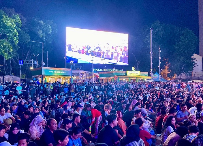 Bundaran HI Makin Padat, Ribuan Orang Sambut Tahun Baru Sampai Lesehan di Tengah Jalan