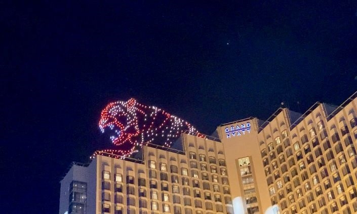 Meriah, Atraksi Drone dan Kembang Api Sambut Tahun Baru 2025 di Bundaran HI