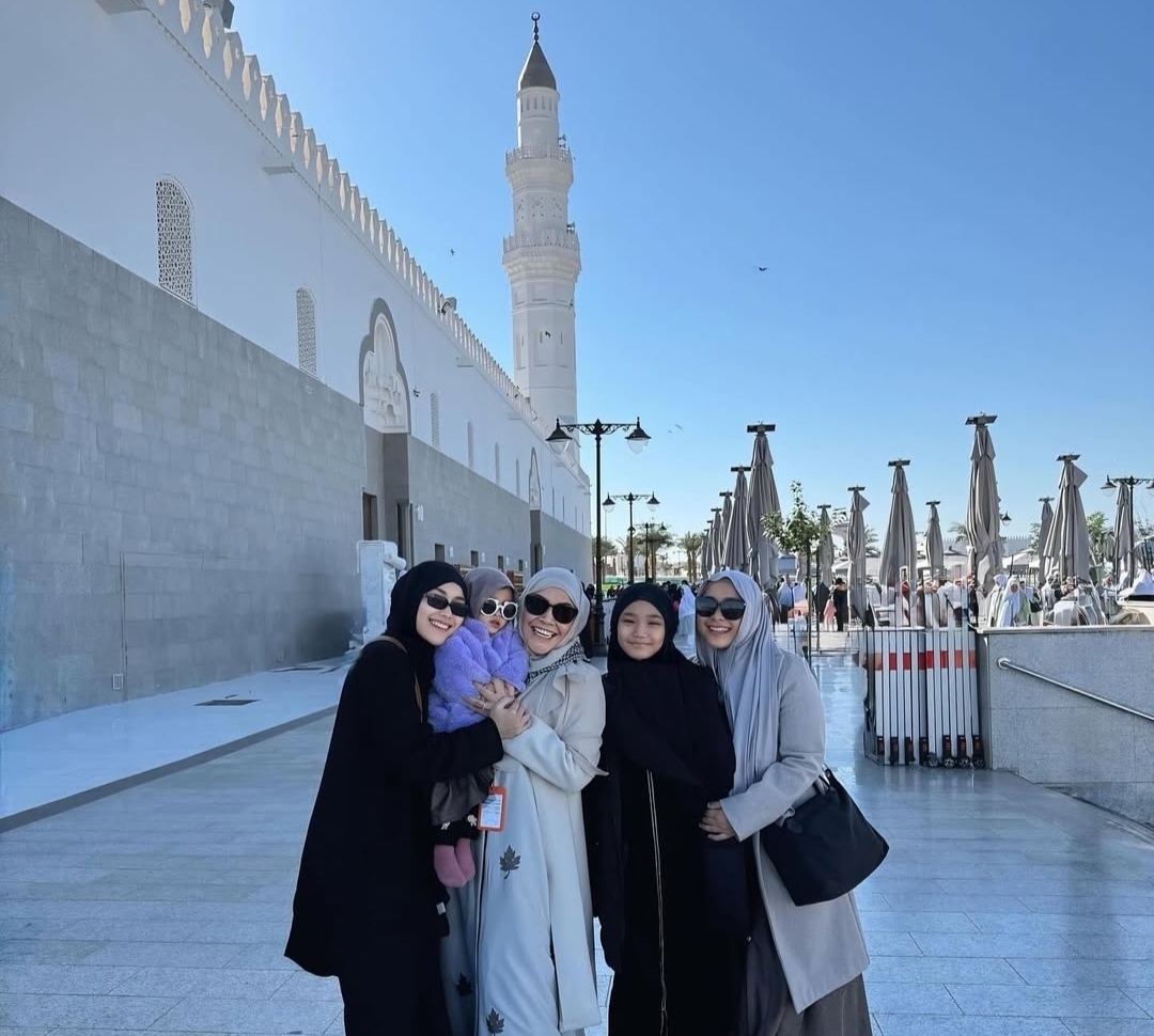 Umrah Bareng Keluarga Besar, Ayu Ting Ting Bersyukur