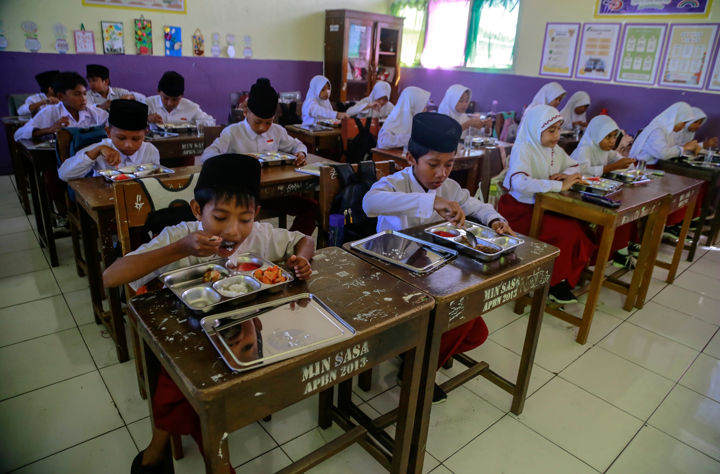 Nostalgia Pembagian Susu di Sekolah, Warganet Ikut Bahagia Lihat Video Siswa Makan Bergizi Gratis