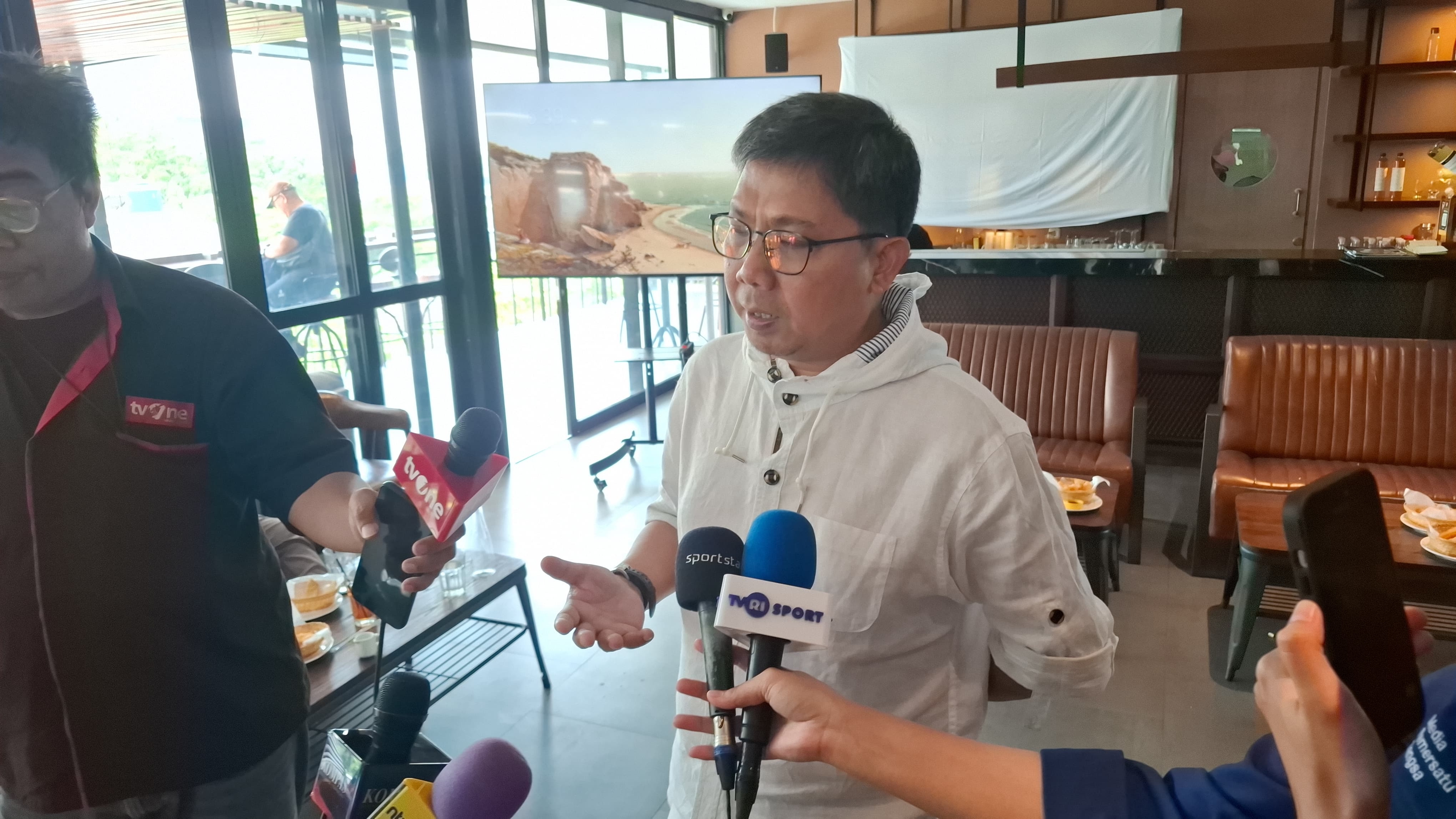 Bung Towel Klaim Nova Arianto Bohong Sebut tidak Ada Kendala Komunikasi di Timnas Indonesia