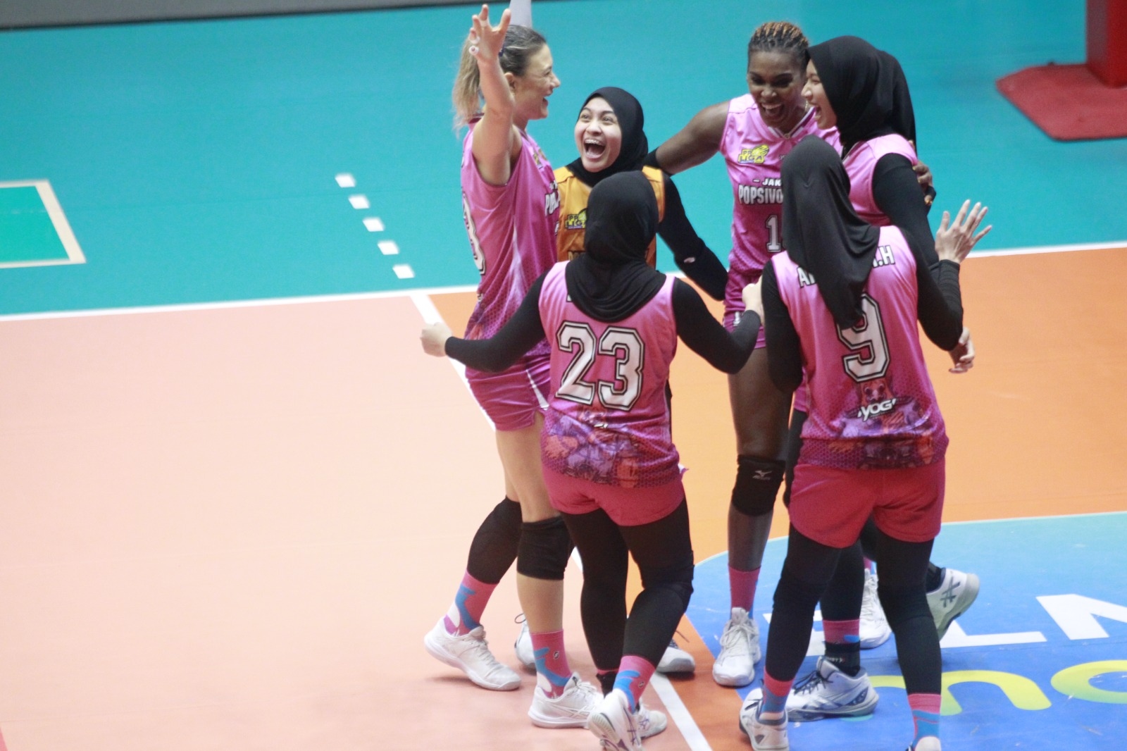 Proliga 2025: Popsivo Polwan Puncaki Klasemen, Gresik Petrokimia Akhirnya Menang di Kandang
