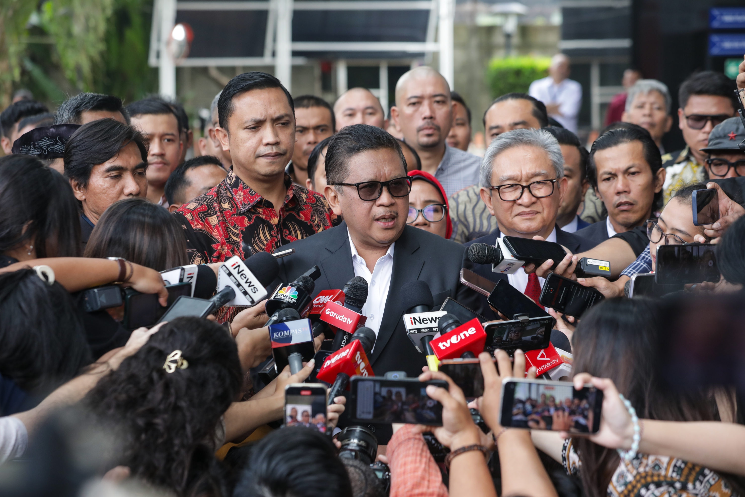 Tenang dan Banyak Senyum di KPK, Hasto Kristiyanto Sedang Tutupi Kegelisahan