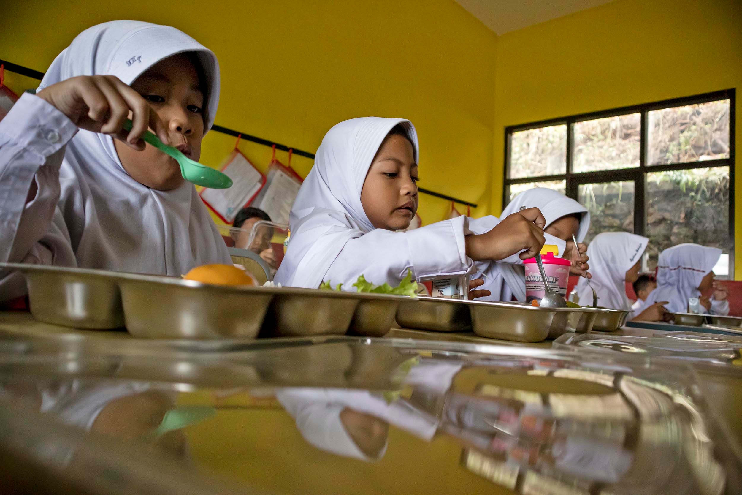 Program Makan Bergizi Gratis: Penuhi Gizi Anak, Bentuk Disiplin Lingkungan