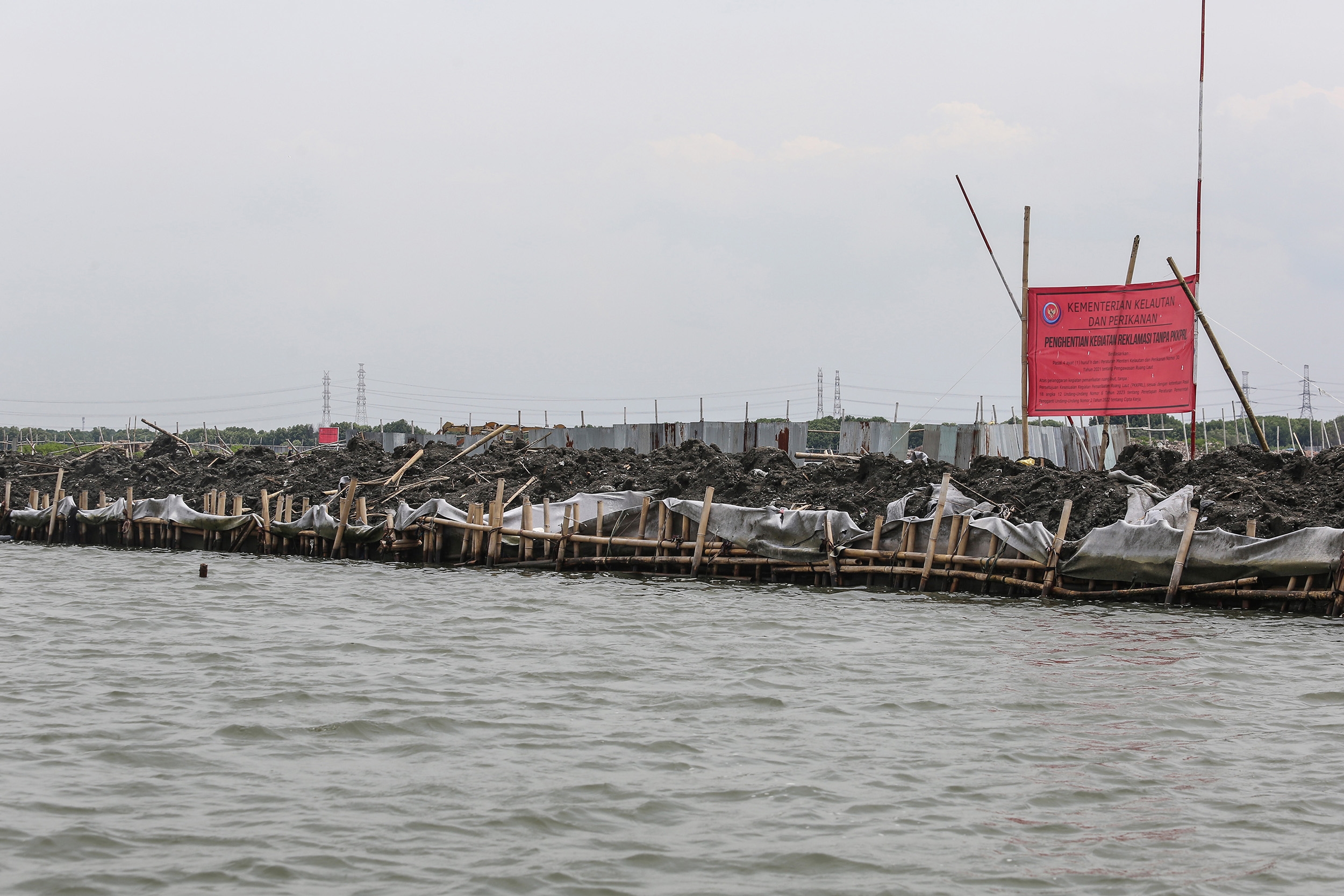 DPR Temukan Aktivitas Pembangunan Pagar Laut Tanpa Izin oleh Pihak Swasta di Bekasi