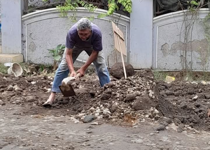 Jalan Rusak Tak Kunjung Dibenahi Pemerintah, Warga Losari Lor Brebes Gotong Royong Perbaiki dengan Galang Dana Sendiri