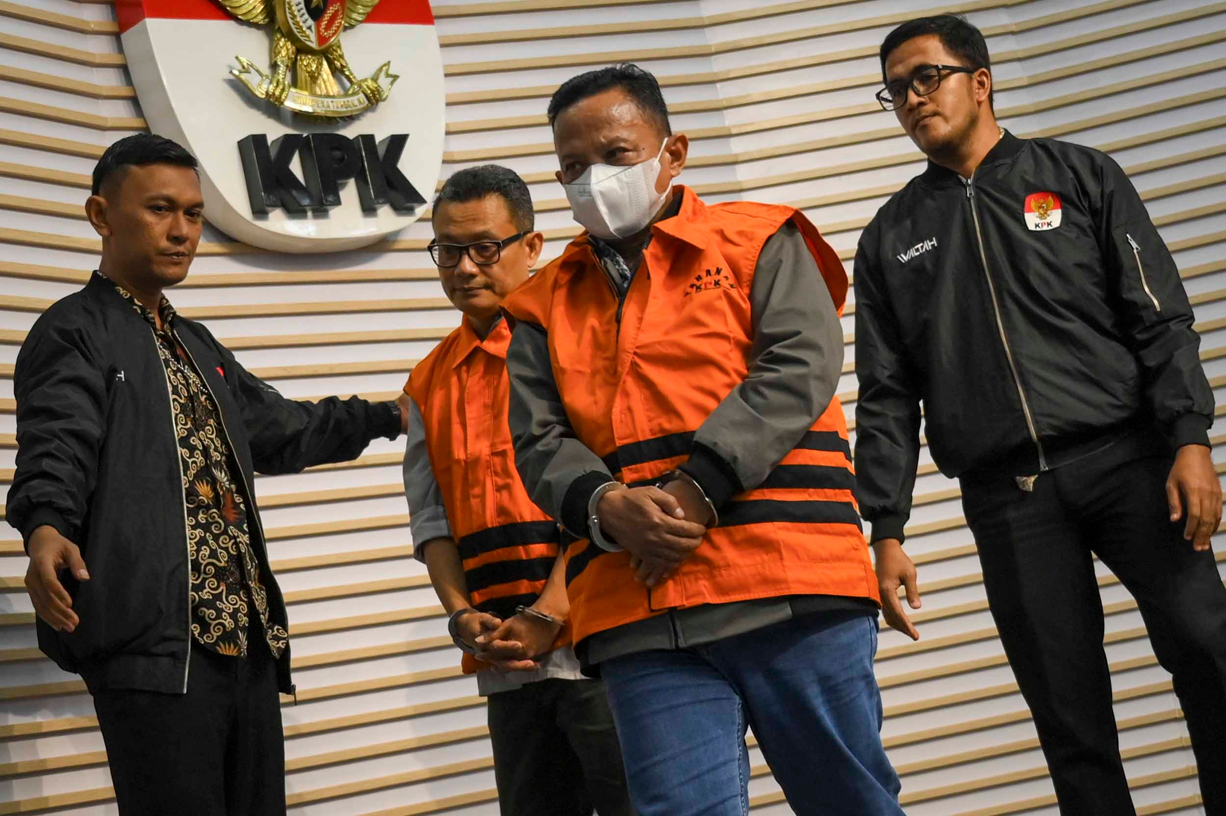 KPK Tahan Bupati Situbondo Karna Suswandi dan Eko Prionggo Jati Terkait Kasus Korupsi Dana PEN