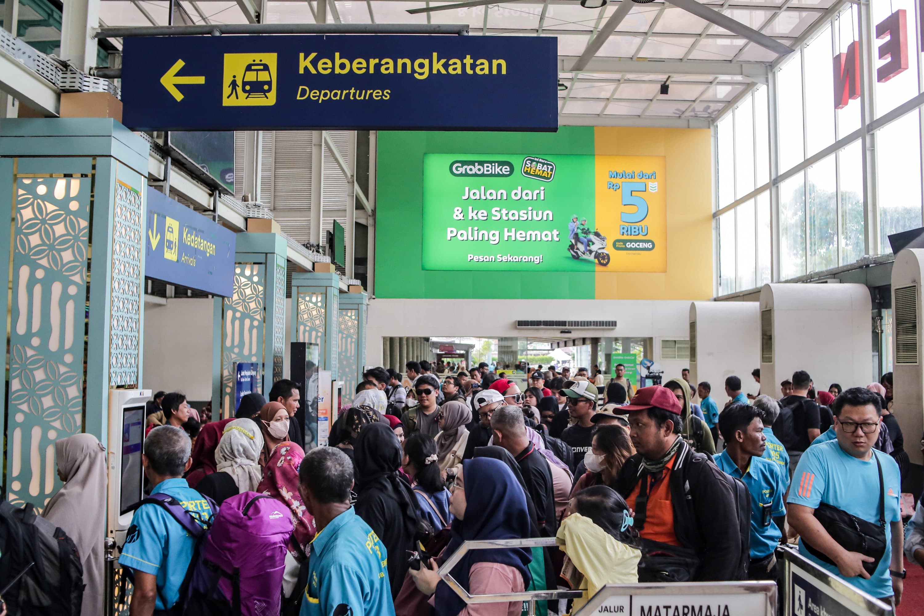 Hari Kedua Lebaran 2025, Stasiun Pasar Senen Terpantau Padat Pemudik