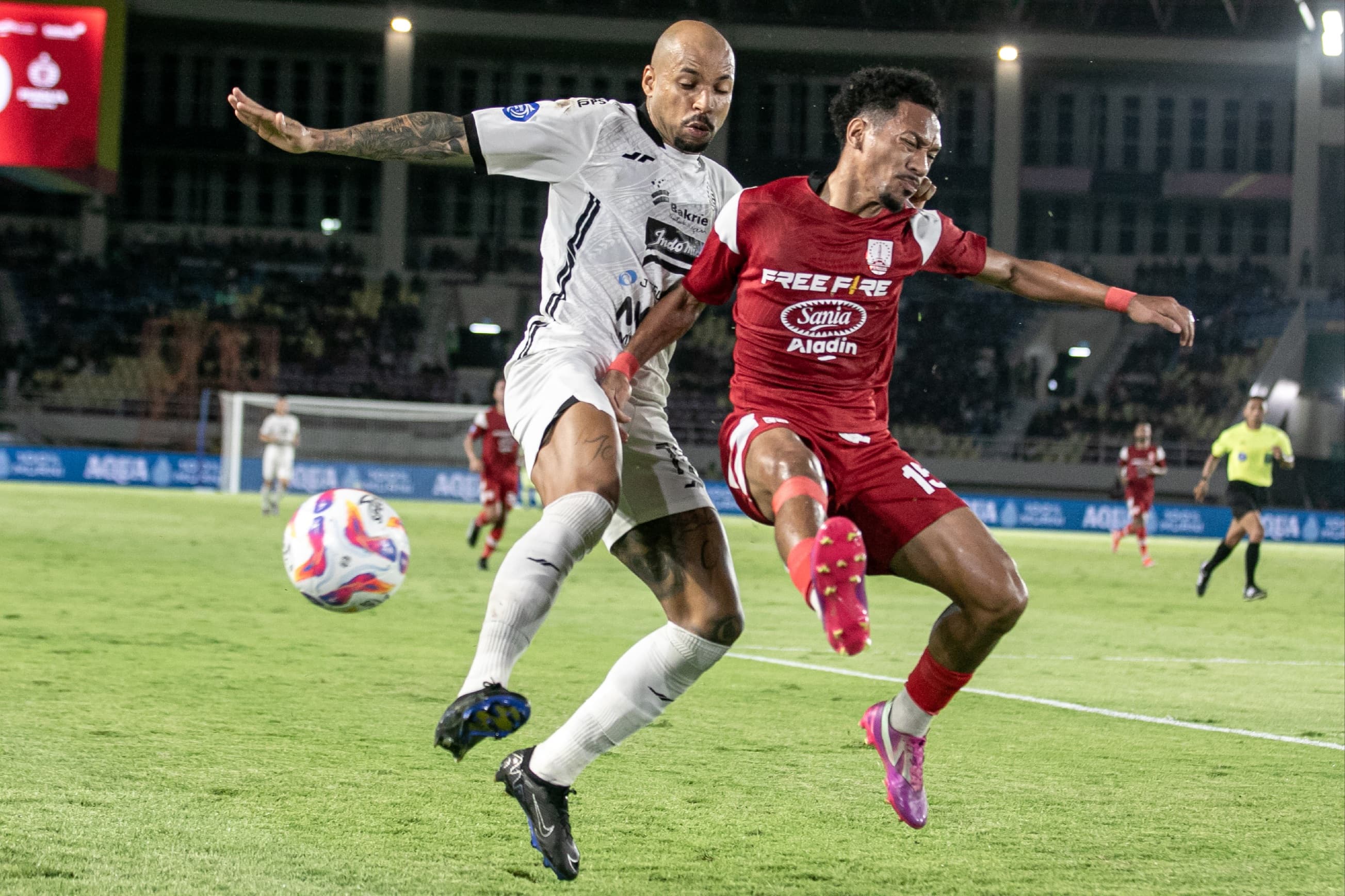 Persis vs Persija: Sengit, Drama 6 gol dan 2 Kartu Merah untuk Laga Imbang di Manahan!