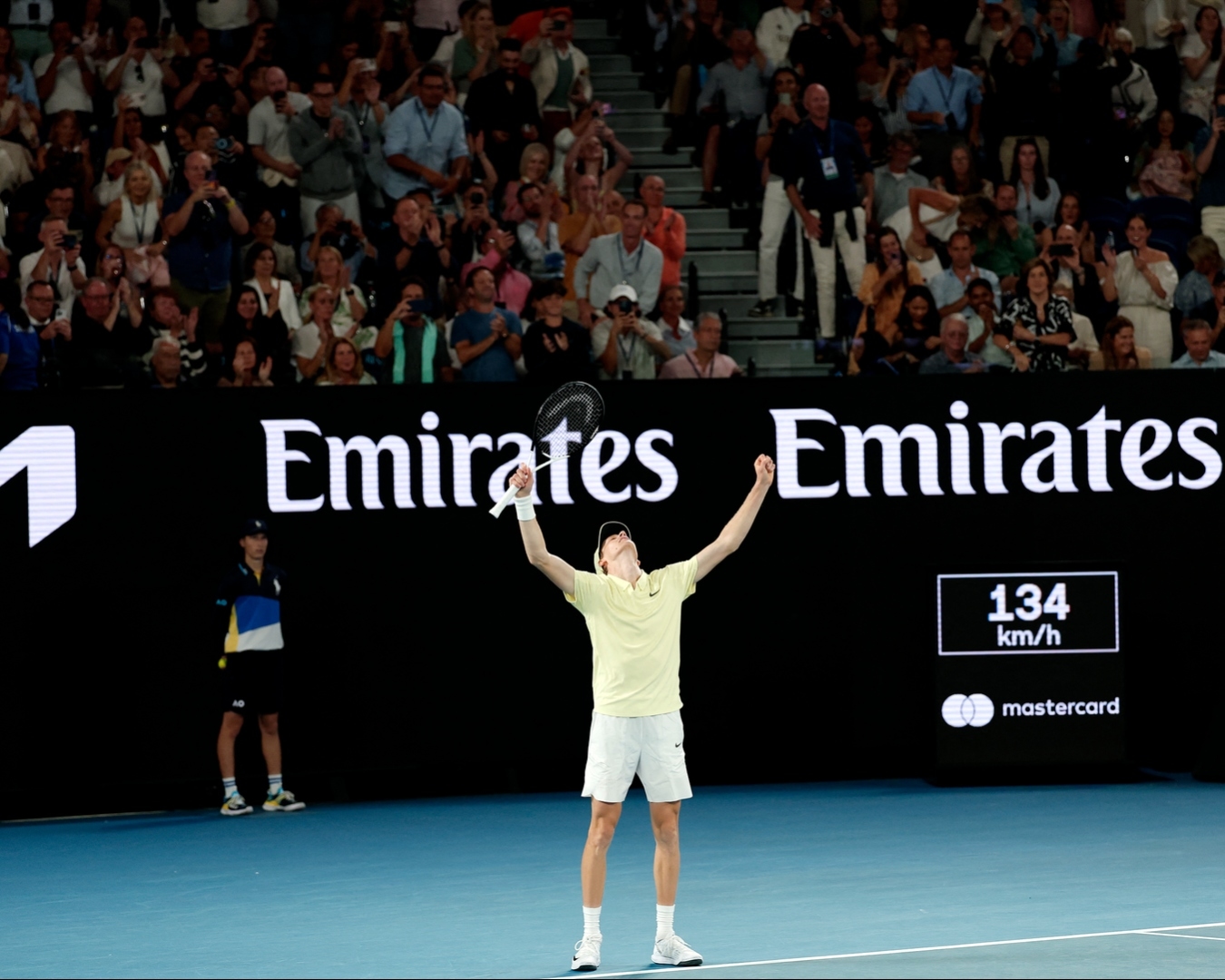 Bungkam Alexander Zverev 3 Set Langsung, Jannik Sinner Pertahankan Gelar Australia Terbuka!