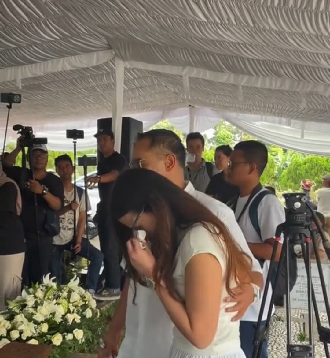 Mendiang Nenek Minta Nia Ramadhani Hafalkan Lagu Pemakaman