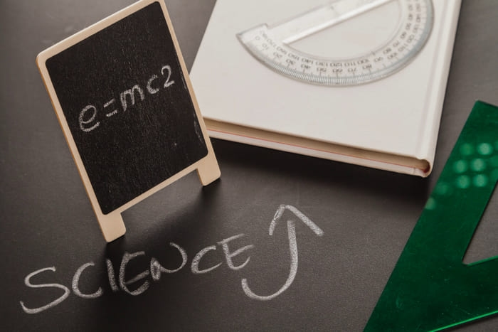 Siapa yang Menemukan Teori Relativitas? Simak Kisah Ilmuwan yang Mengubah Dunia