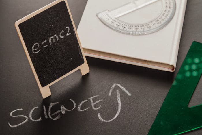 Siapa yang Menemukan Teori Relativitas? Simak Kisah Ilmuwan yang Mengubah Dunia