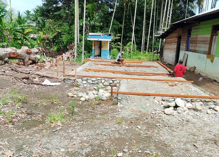 PT Kristalin Bangun Rumah Layak Huni untuk Buruh di Desa Nifasi