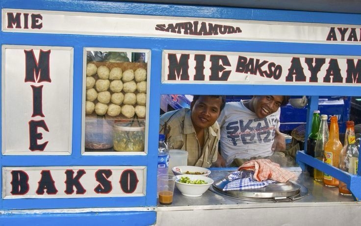 Makan Pisang Pakai Sambal, Ini 5 Kebiasaan Makan di Indonesia yang Bikin Culture Shock