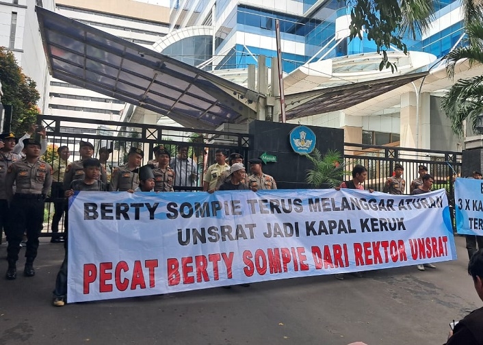 Banyak Kontroversi, Mendiktisaintek Didesak Pecat Rektor Universitas Sam Ratulangi
