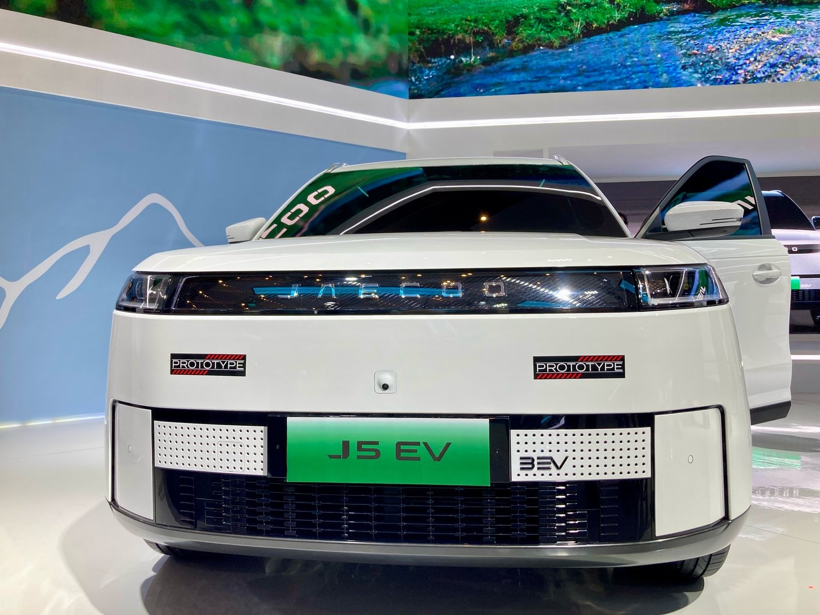 JAECOO Perkenalkan SUV Listrik J5 EV Secara Global di IIMS 2025