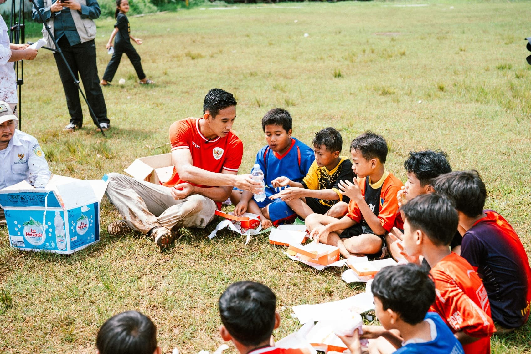 Rizky Ridho Buat Anak-Anak Tersenyum dengan Main Bola Bersama