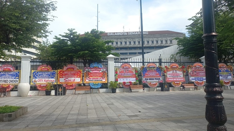 Karangan Bunga Penuhi Balaikota Semarang Menyambut Pelantikan Agustina - Iswar