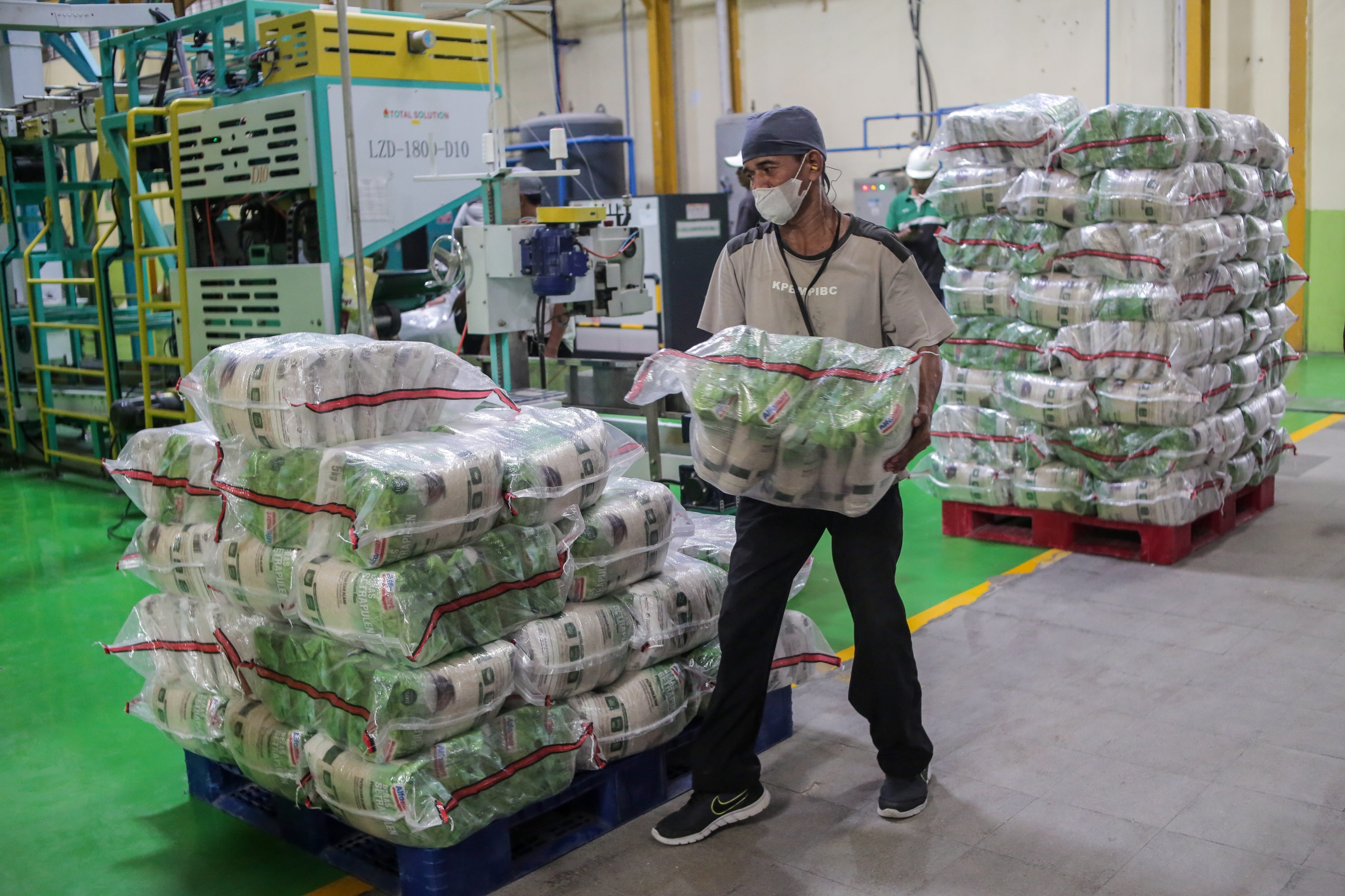 Pemprov DKI Salurkan Satu Ton Beras untuk Warga Terdampak Banjir Jakarta